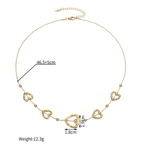 Détail du collier coeur évidé en or 18k avec dimensions et spécifications de poids
