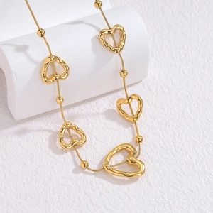 Collier élégant en plaqué or 18k avec pendentifs cœurs évidés et perles pour femmes