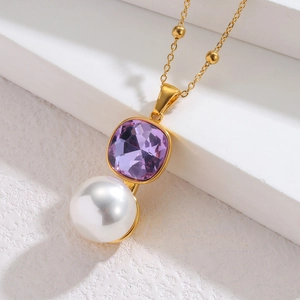 Collier en chaîne dorée avec zircon violet carré et pendentif en perle blanche ronde