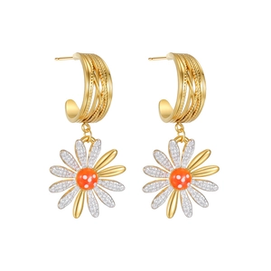 Goldene Gänseblümchen-Ohrringe aus Edelstahl mit geflochtenen Creolen und weißen Blüten