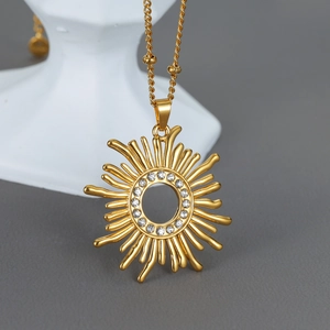 Sonnenanhänger Halskette Edelstahl Vergoldet Mit Zirkonia Hohle Sonnenwende Eleganter Modeschmuck Für Damen