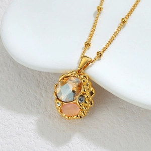 Halskette aus Titan mit 18k Vergoldung, ovalem Bernstein und rosa Opal Anhänger-Detail