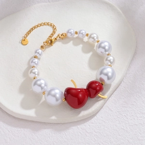 Bracelet raffiné en acier inoxydable plaqué or 18k avec perles blanches et cerises