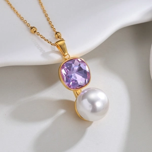 Collier en acier inoxydable doré avec cristal violet et grand pendentif perle blanche