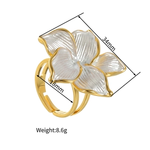 Detailansicht des goldenen Blumenrings mit weißen Emaille-Blütenblättern und Maßen