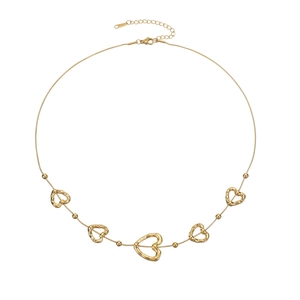 Collier en acier inoxydable plaqué or 18 carats avec cinq pendentifs cœurs évidés