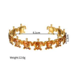 Détail d'un bracelet tortue émaillé avec plaquage or 18 carats et spécifications