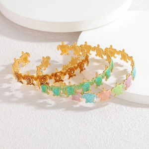 Bracelets manchettes tortue dorée avec motifs en émail coloré pour femmes