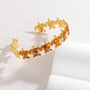 Bracelet jonc ouvert en acier doré 18k avec des charmes de tortues en émail marron