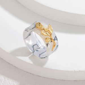 Bague ouverte artistique avec relief de rose dorée et anneau en résine motif marbre