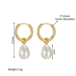 Détail de boucles d'oreilles créoles dorées et perles avec dimensions précises incluses