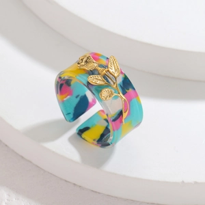 Bague large rétro en résine colorée avec une sculpture de rose en métal doré 3D