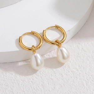 Boucles d'oreilles créoles dorées avec perles blanches en goutte pour un style chic