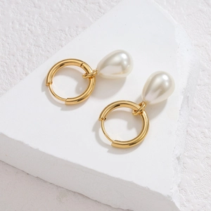Élégantes boucles d'oreilles en titane plaqué or 18k avec perles blanches en goutte