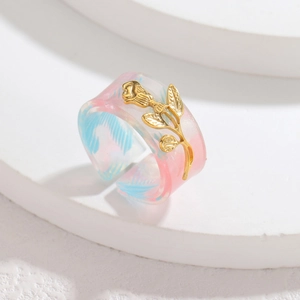 Bague ouverte en acétate coloré avec rose dorée en métal et motif marbré rose et bleu