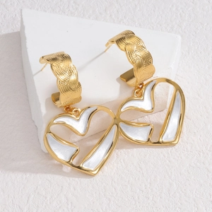 Boucles d'oreilles cœur dorées avec texture tressée et incrustation nacre blanche