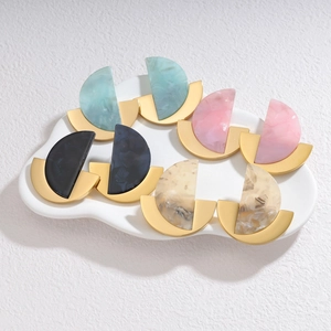 Boucles d'oreilles géométriques en or 18k avec résine marbrée en quatre coloris élégants
