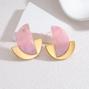 Boucles d'oreilles demi-cercles géométriques en or 18k avec résine marbrée rose