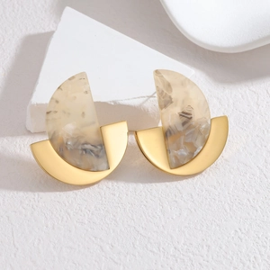 Boucles d'oreilles demi-cercles géométriques en or 18k avec incrustation résine beige marbré