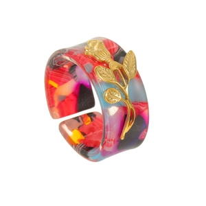 Bague large en résine colorée artistique avec détail de fleur de rose dorée