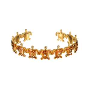 Bracelet jonc doré avec breloques tortues de mer en émail marron au style marin chic