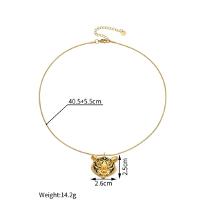 Détail du pendentif tête de tigre en or 18k montrant les dimensions et l'émail