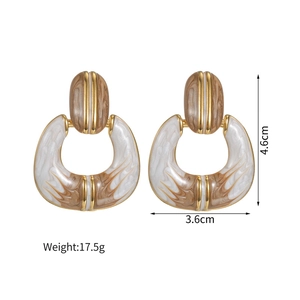 Détail de boucles d'oreilles géométriques montrant les dimensions et le poids précis