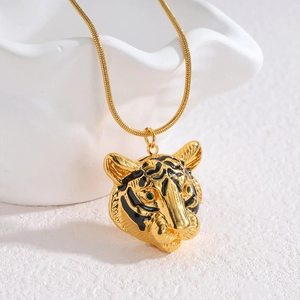 Collier avec pendentif tête de tigre 3D dorée, émail noir et yeux en gemme verte