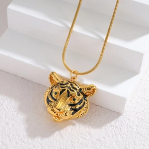 Collier avec pendentif tête de tigre en acier doré 18 carats avec yeux verts sur socle