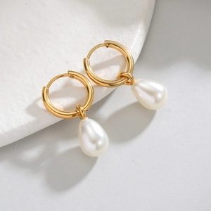 Élégantes boucles d'oreilles créoles en acier doré 18 carats avec perles goutte