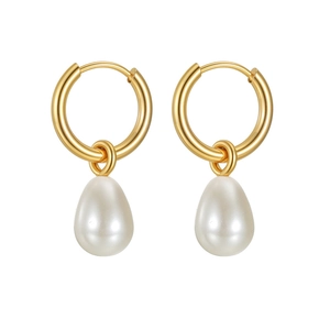 Boucles d'oreilles huggie en or 18 carats avec perles gouttes blanches sur fond blanc
