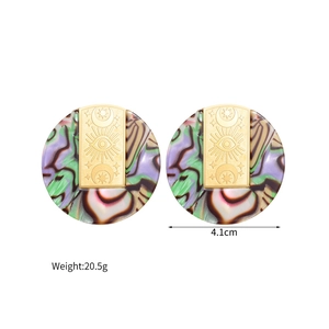 Détail de boucles d'oreilles dorées de 4,1 cm avec motifs célestes et marbrure