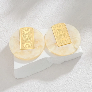 Boucles d'oreilles rondes avec texture marbre et motif céleste de lune et soleil doré 18k