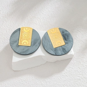 Boucles d'oreilles rondes géométriques avec breloques célestes et base en résine marbrée