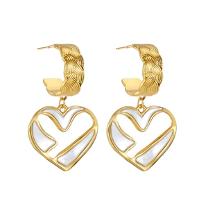 Boucles d'oreilles cœur dorées tressées avec nacre sur fond blanc épuré