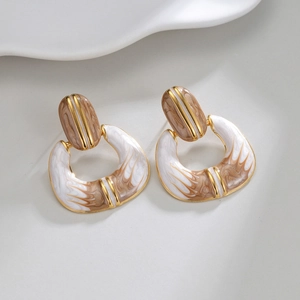 Boucles d'oreilles élégantes en acier doré 18 carats avec texture émail marbré ovale