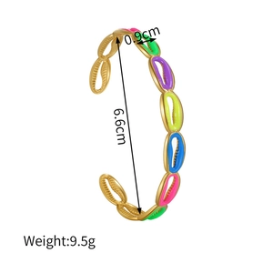 Détails du bracelet ouvert plaqué or 18k avec incrustations de coquillages colorés en émail