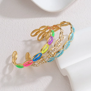 Ensemble de 3 joncs ouverts en acier plaqué or 18k avec motifs de coquillages en émail coloré