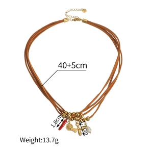 Gros plan du collier multi-rangs marron avec pendentifs abeille et tournesol doré