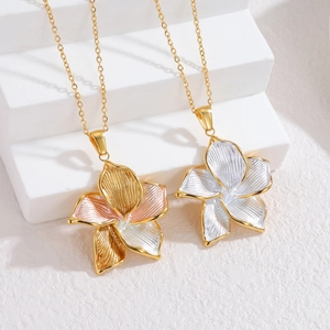 Elegant 18k gold plated stainless steel 3D flower pendant necklace with fine textured petals