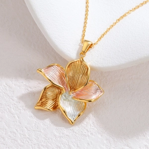 Elegant 18k gold plated stainless steel necklace with 3D floral petal pendant
