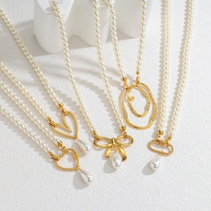 Collection de colliers en perles et cœur en or 18k style français sur fond blanc élégant