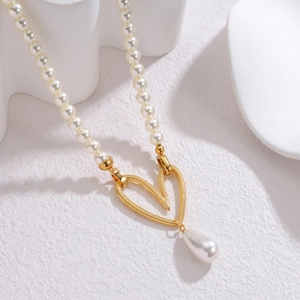 Collier élégant en forme de cœur 18 carats avec perle en goutte et chaîne de perles blanches