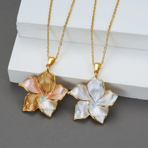 18K Gold Plated Stainless Steel 3D Flower Pendant Necklace Elegant Fashion Jewelry For Women Versatile Sweater Chain