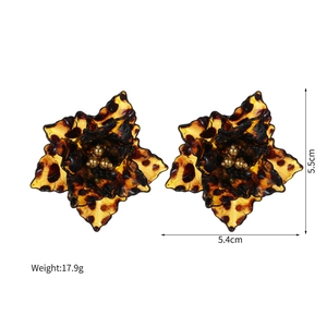 Detail of leopard print flower earrings with golden beads and size dimensions
