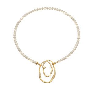 Collier de perles moderne avec pendentif géométrique doré 18k et détails en zircone
