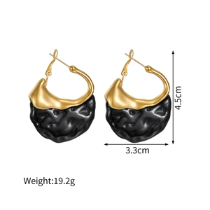 Detailed size view of vintage U-shaped geometric earrings in gold and matte black