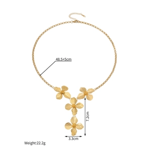 Macro shot of 18k gold flower pendant necklace with detailed size dimensions in cm