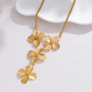 Elegant 18k gold plated stainless steel necklace with layered floral flower pendants