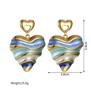 Détail de boucles d'oreilles cœur en émail coloré avec motif ondulé et dimensions